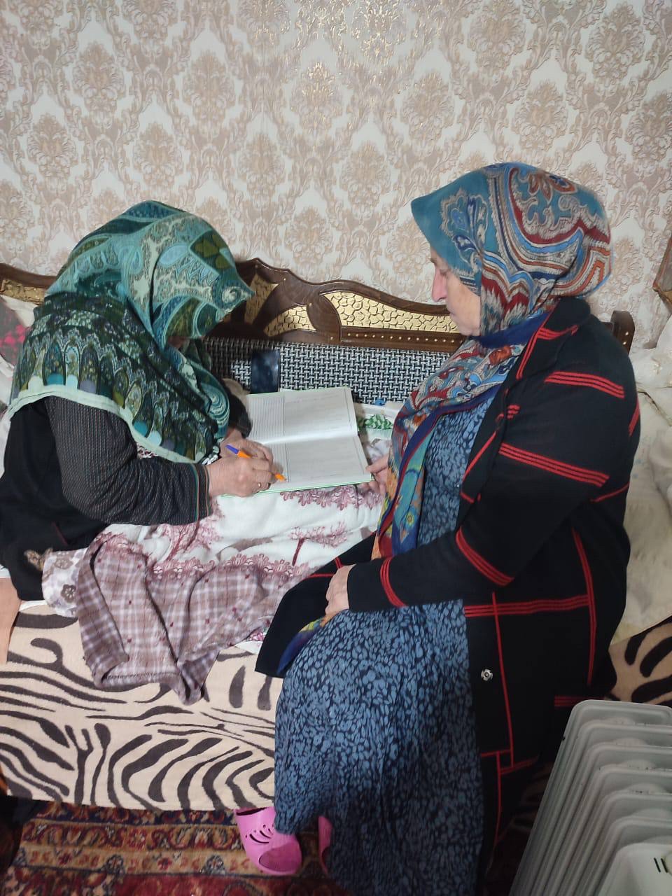 Социальный работник социального обслуживания на дому отделения № 1  Абдулкахирова Хадижат селении Килятли посетила своих подопечных  с целью оказания социальных услуг.